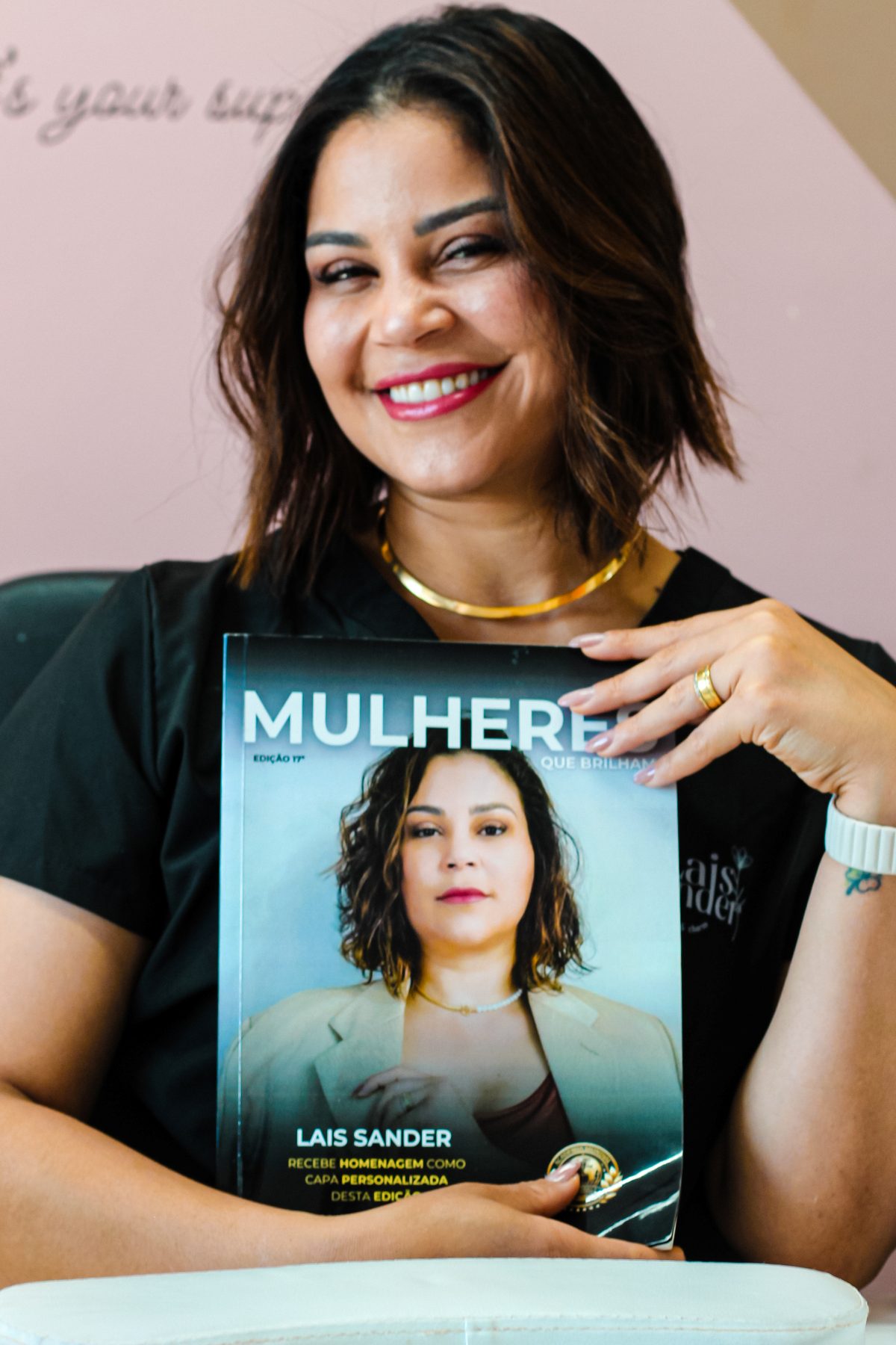 Lais Sander holding the Mulheres que Brilham magazine featuring her on the cover